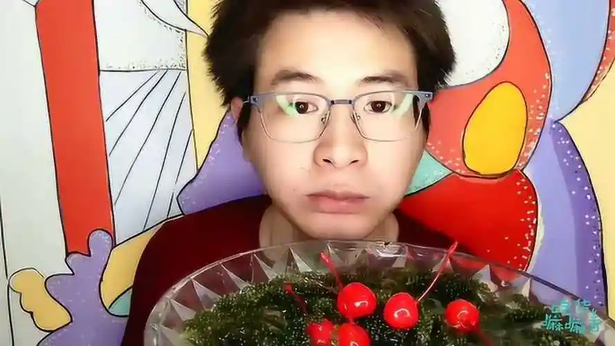 吃货吃播,眼镜哥吃"海葡萄",大口吃得好享受,配红樱桃更美味_腾讯视频