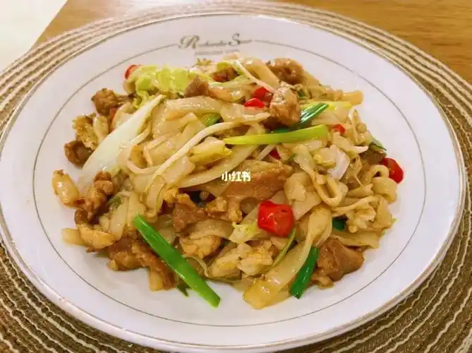 家常早餐肉片炒河粉