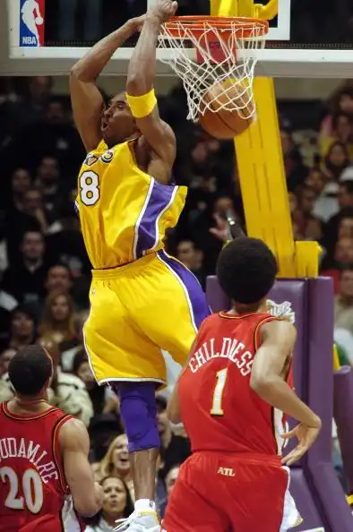 图文nba鹰队114110湖人科比灌篮背身倒扣