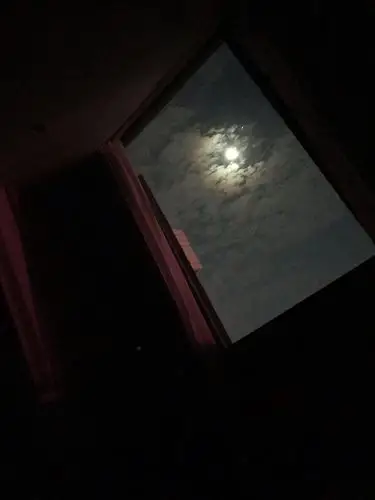 某个夜晚躺下来发现窗外有超级亮的月亮 照片拍不出来天空的宽广 好想