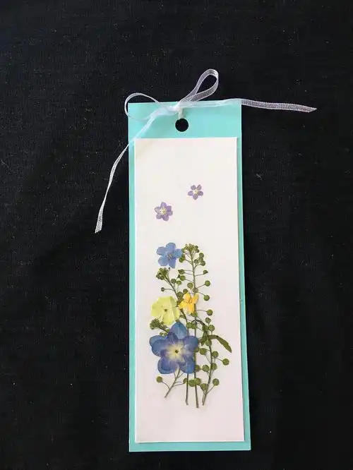 裁剪了卡纸构图和粘贴这两步是难点,需要不断练习操作步骤:1在卡纸上