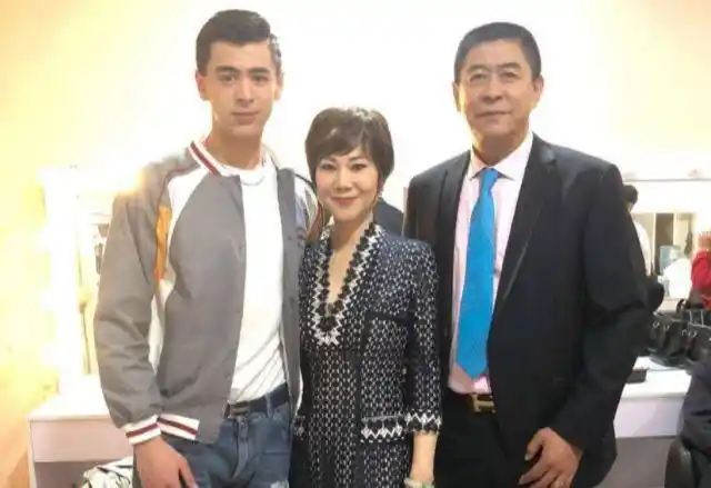 57岁大龄与二婚老公很幸福,儿子超帅气_曹燕华_乒乓球_事情