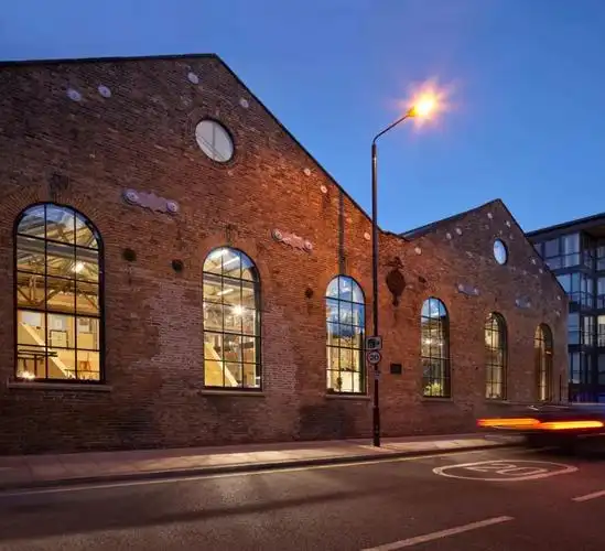 百年钢铁厂成了"创意工坊"_设计