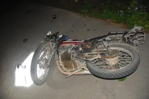 碰撞后,利某驾驶的摩托车失控又与一辆摩托车相撞.