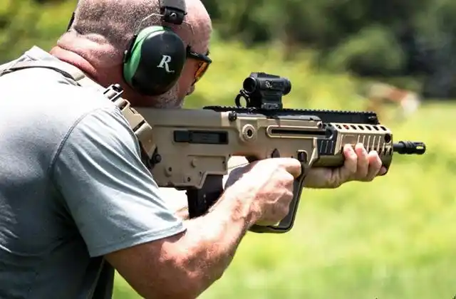 tar-21突击步枪:野小子特种部队最喜欢用的突击步枪之一,该枪长度为78