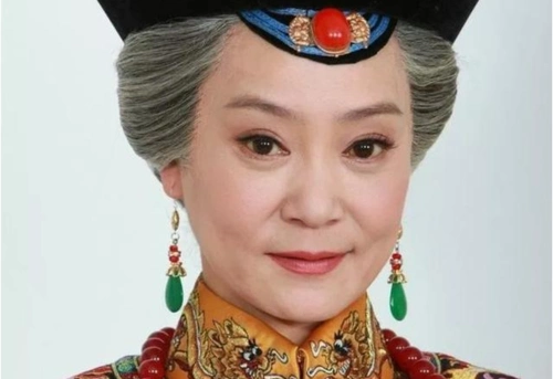 原创她堪称太后专业户,年轻照片曝光后,网友:颜值"秒杀"一众小花!