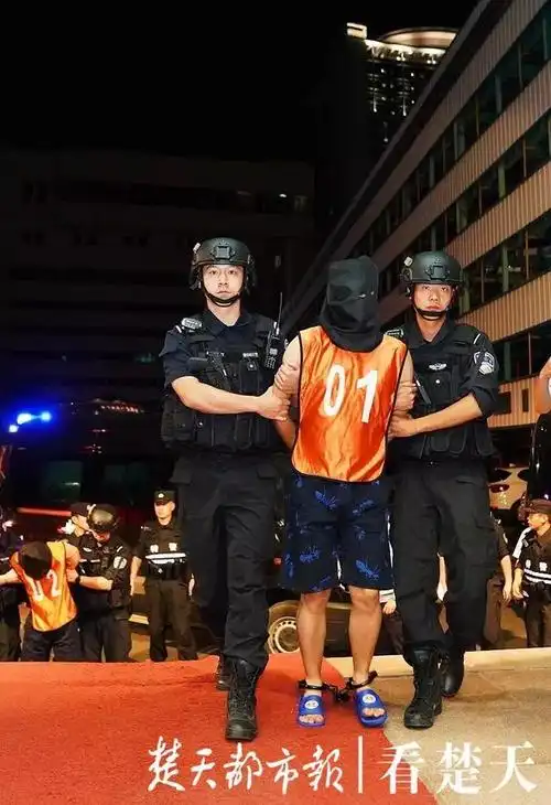 女子和闺蜜同时离奇失踪!监控拍下惊人一幕