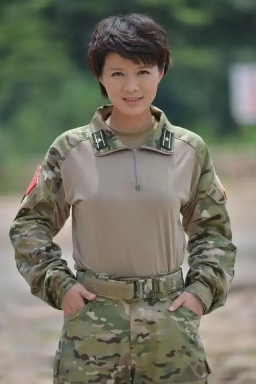 笑容爽朗大气,被周丽淇抢走老公后,如今42岁独自养8岁儿子