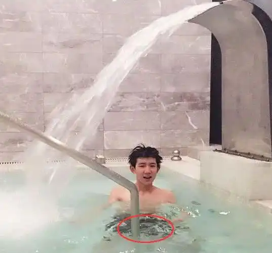 王源泳池洗澡被偷拍看到裤子那一刻网友忍不住流鼻血