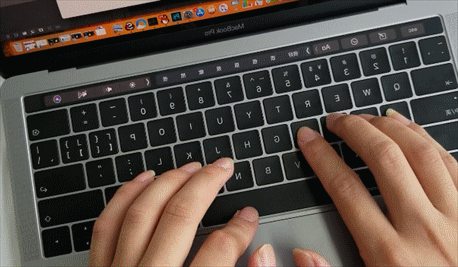 今年的macbookpro上,苹果在键盘下方增加了一层薄膜,目的是防止灰尘