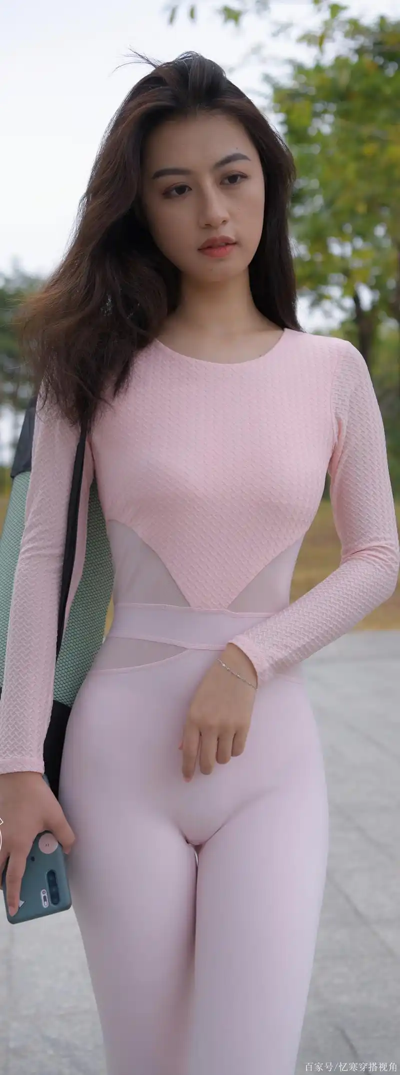 粉红色紧身衣,舒适显身材,美女这样穿更显年轻