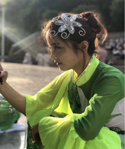 (胡语嫣演出场照)我们看到,在这些同学成长,成才的