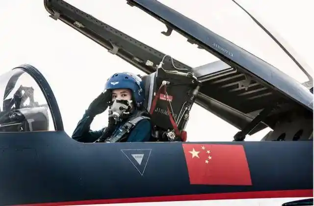 特别是宋佳扮演的女飞行员吕潇然,又美又飒女子力爆棚!