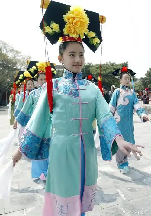 满族服饰称为服装接口,分为单,夹,皮,棉四种.