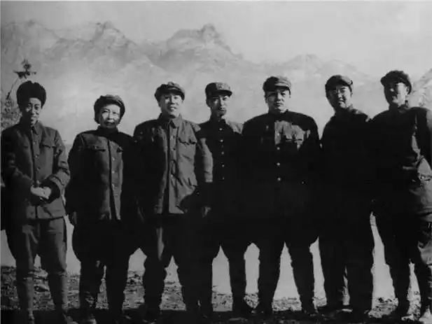 原创向敌人冲锋不算啥几个人端扁担冲锋喊缴枪不杀俘虏十来个才牛