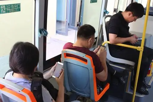 公交车上的"低头族" 你是否错过了窗外的风景