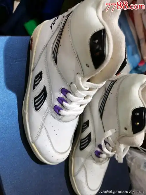 90年代女款旅游鞋