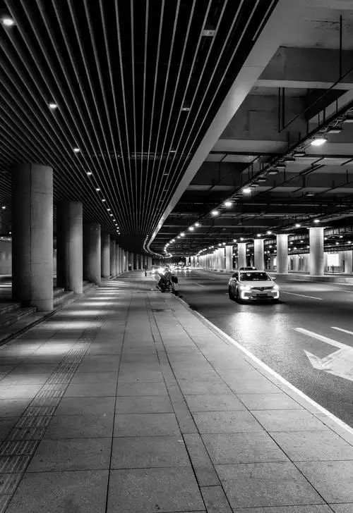 荣耀30pro黑白光影下的城市夜景