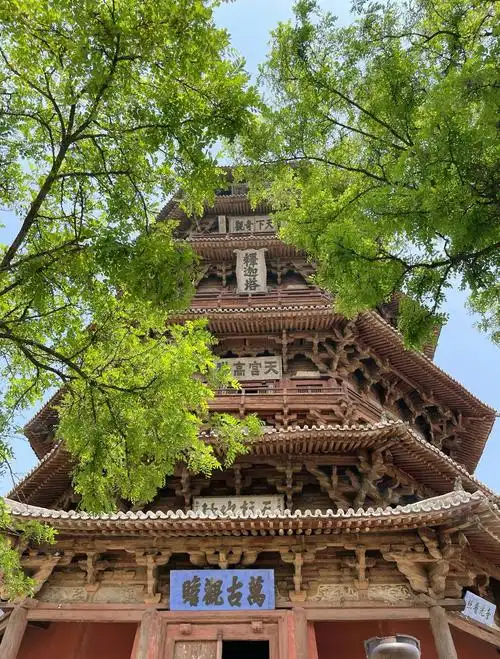 梁思成千里寻塔:应县木塔的震撼之旅 🏰