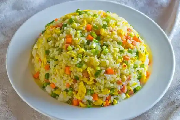 蛋炒饭,先炒米饭还是鸡蛋?厨师长教你2招,金黄油亮,粒粒分明