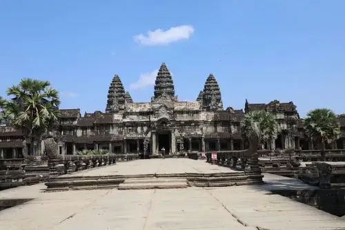 这个景致,是小吴哥窟正面全景照片,已经做为柬埔寨国家国旗的图案.