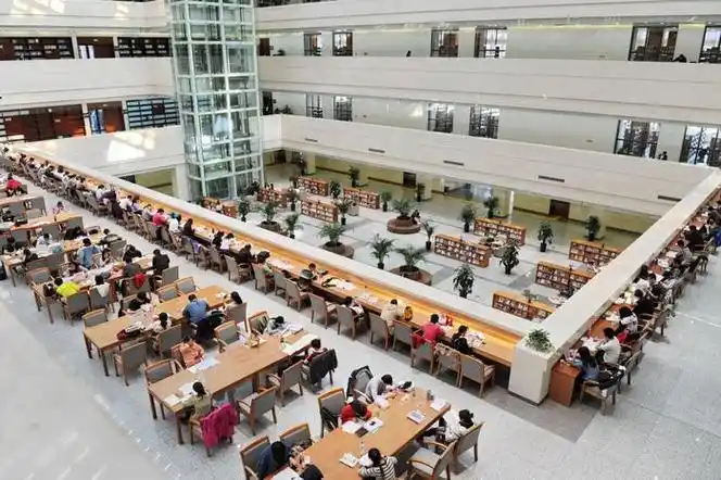 1998年春节期间,上海图书馆内人流如织.