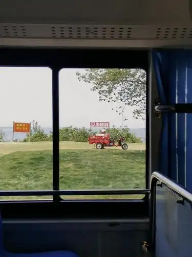 公交车外的白龟湖