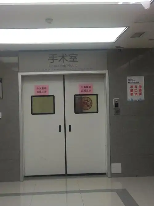 等在手术室门外