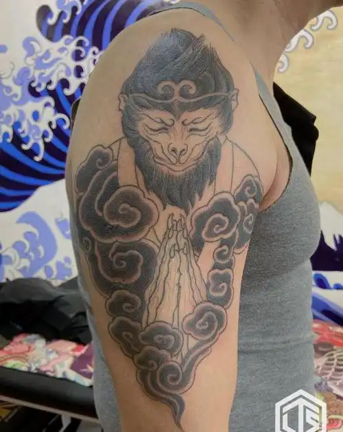 传统悟空打雾纹身图片_手臂老传统纹身图案