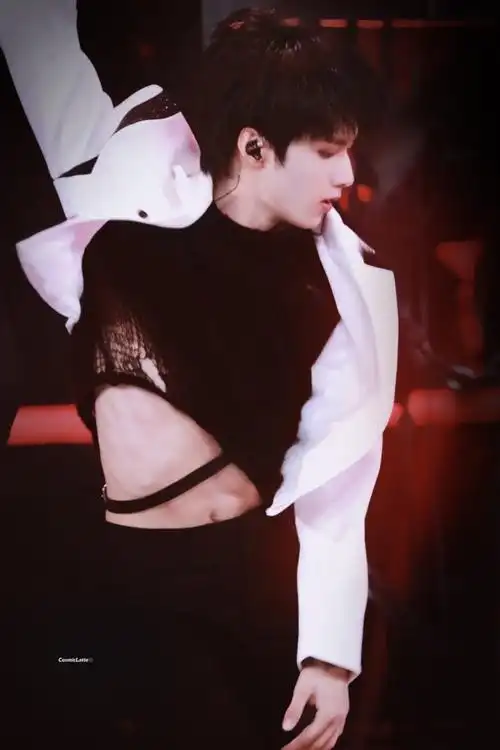 刘耀文下颚线"无人生还"_腾讯新闻