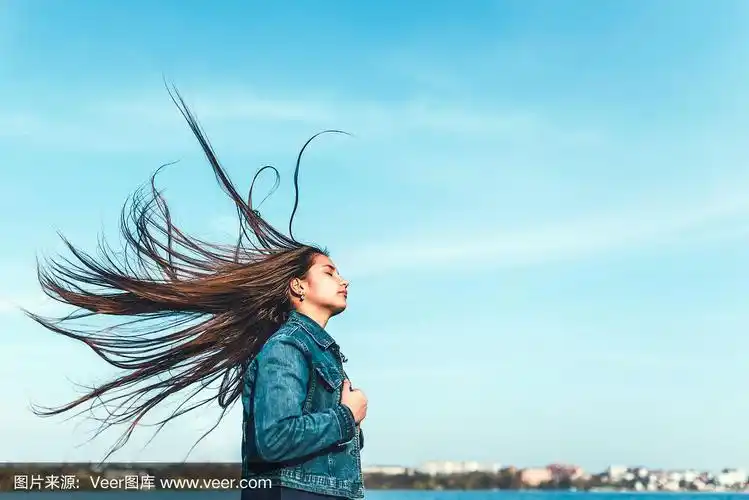 在户外留着飘逸长发的年轻女孩
