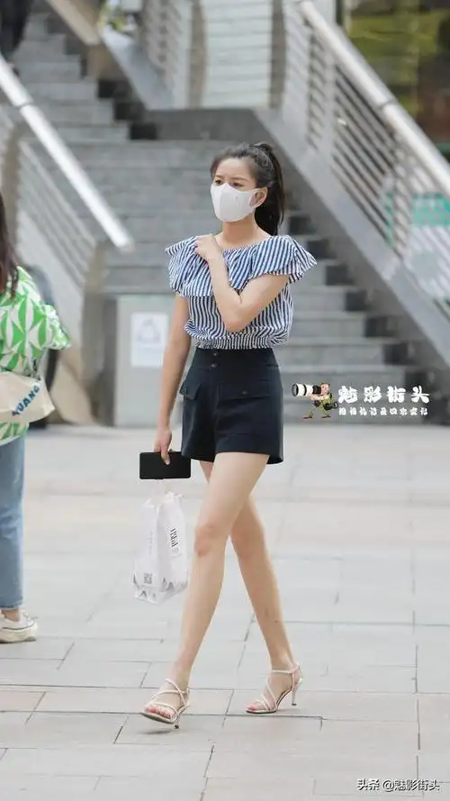 高腰短裤怎么搭配,白色高腰短裤怎么搭配上衣(高腰短裤搭配细跟凉鞋)