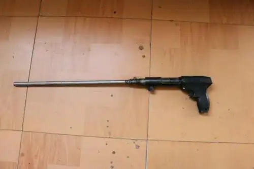 四川自贡一车冲关撞警车 车内搜出上膛火药枪(图)