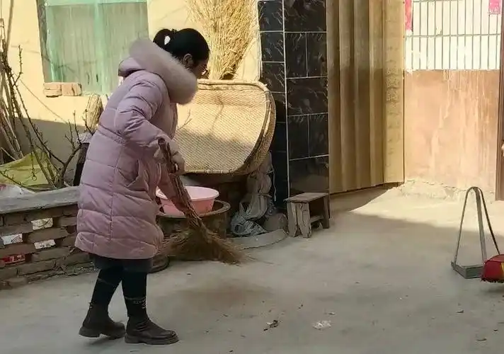 主动到美丽庭院户家中,帮助户主打扫室内外卫生,整理物品,装饰庭院,忙