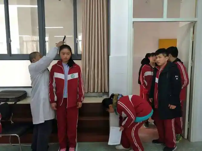 石门四中组织学生体检关注学生健康