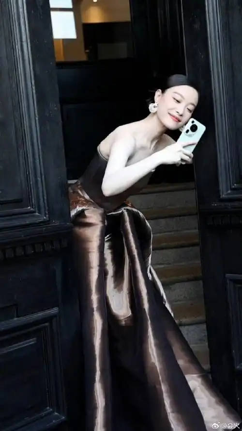 倪妮金棕流光裙#omg倪妮这次礼服好独特的材质,每个角度都能感实浇