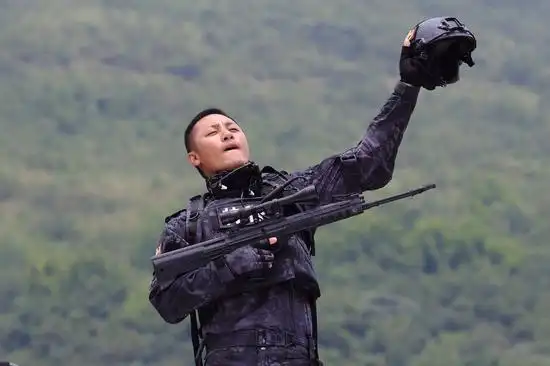 王天野《特警力量》痛殴恶霸霸气外露