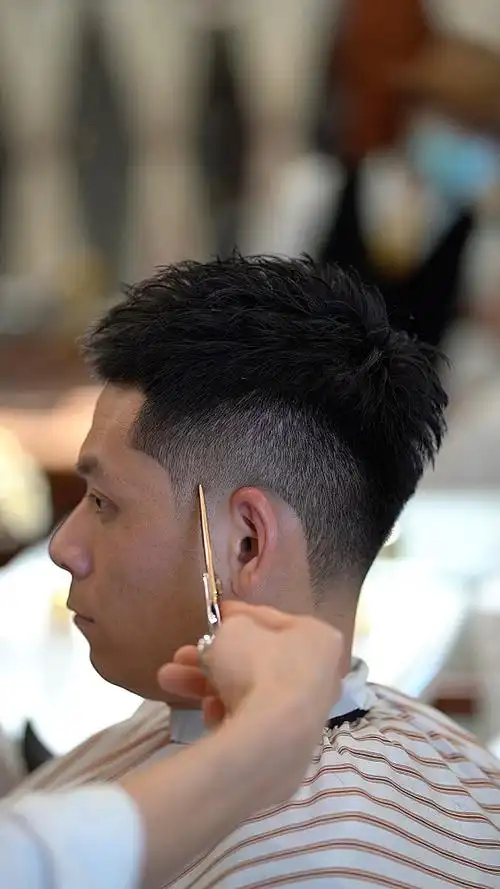 今年网络上有一种发型非常受欢迎这款发型就是前刺头,其实就是一款