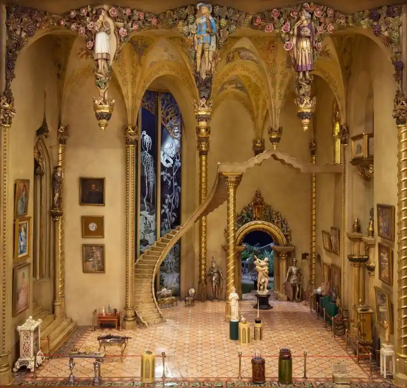 中央大厅城堡大厅里,浮动楼梯蜿蜒伸展,与高高的蚀刻玻璃窗相映成趣.