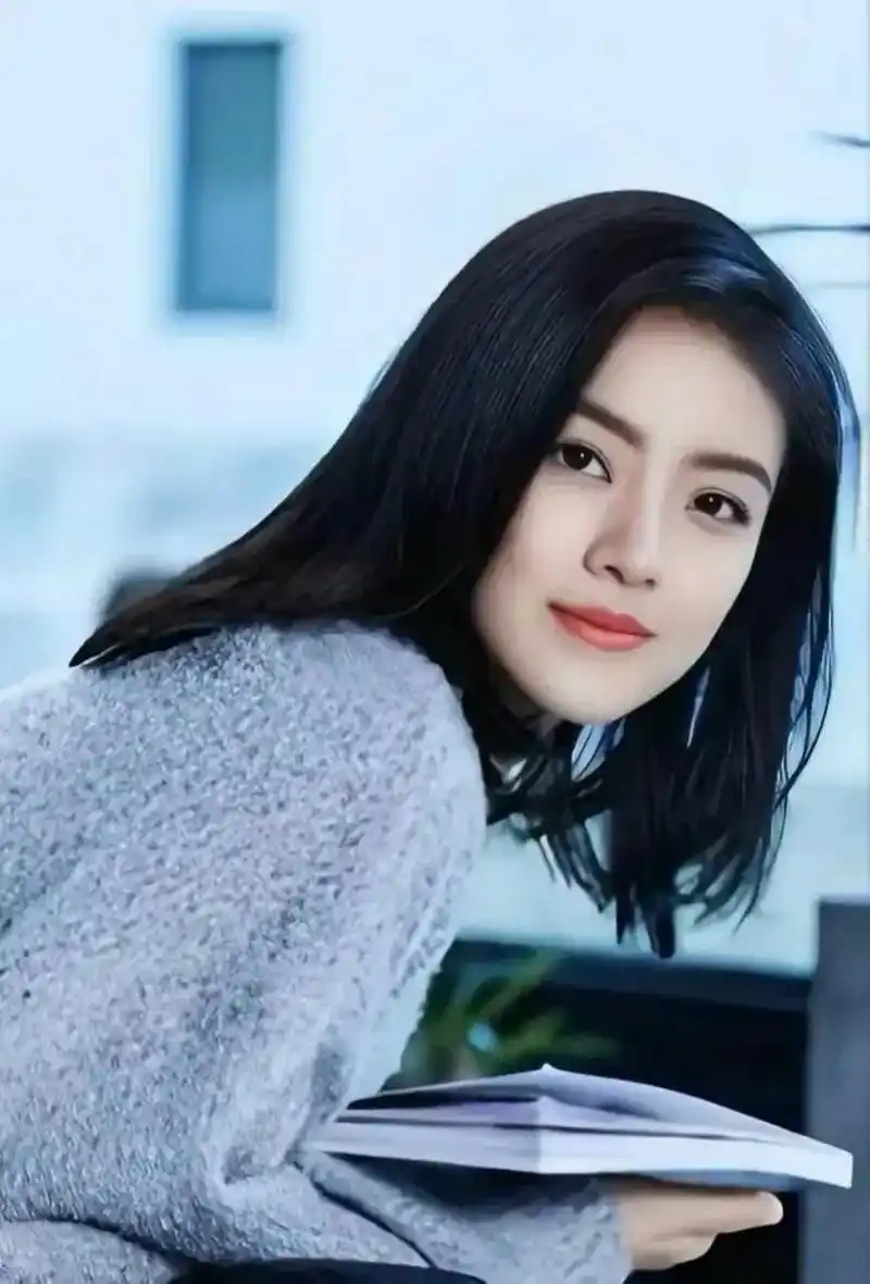 她,1992年4月3日出生于四川省成都市,中国内地女演员,毕业于中央戏剧