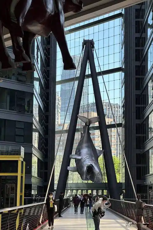 北京侨福芳草地,虽然是个商场,但真的把艺术玩透了_购物广场_装置