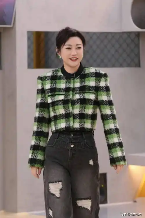 郝蕾新换了波纹短发年轻10岁,穿西装 小黑裤,美得像换了个人