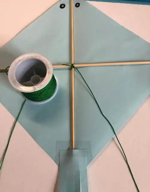 5.在小木棒交叉的地方系上风筝线,记得结要打牢哦.