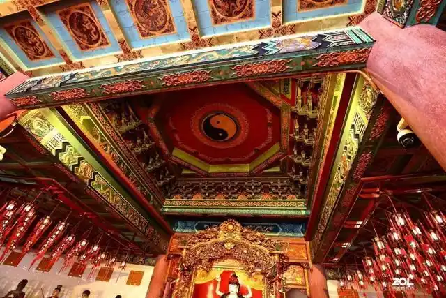 三清殿是圆玄道观的主体建筑物,采用 古典天坛形式建造,天花绘太极图