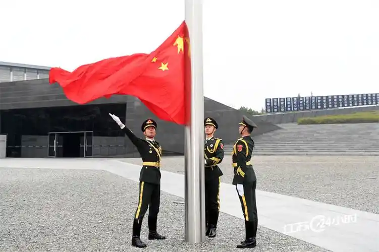 升国旗下半旗仪式举行_中国江苏网