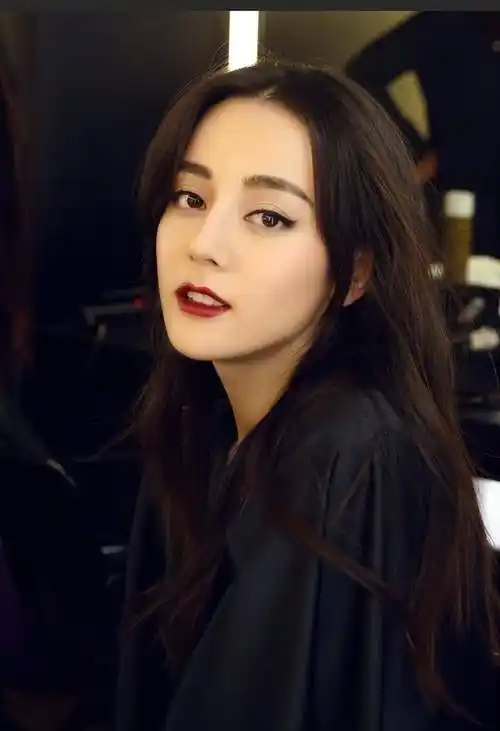 网传迪丽热巴看林俊杰演唱会,回应称忙于拍戏无观演,等待其回首