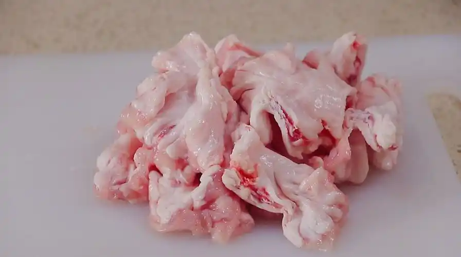 锅内倒水烧开,加一点白酒去腥,放入鸡冠油焯水.