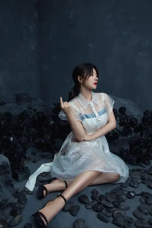 柳岩尼龙透视叠搭牛仔秀身材 热拍献礼剧《最好的时代》|最好的时代