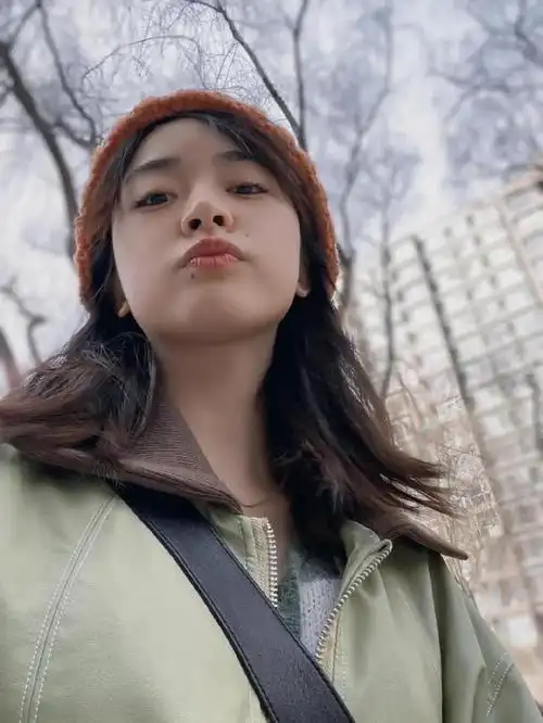 沈月晒素颜自拍照