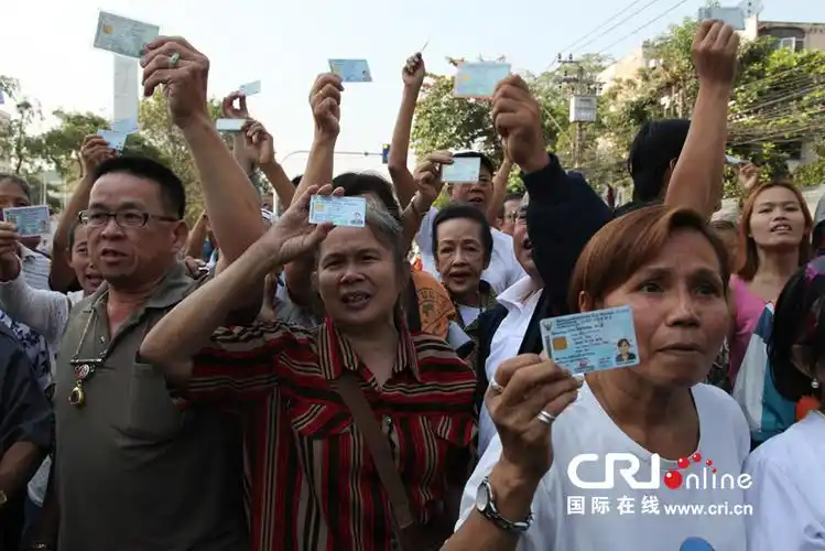 支持选举的民众手举身份证要求投票